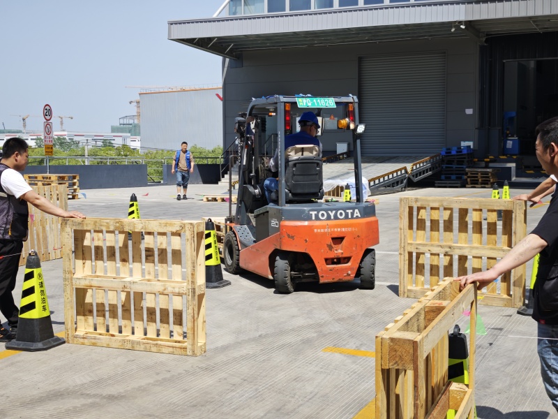 宝时云仓成功举办叉车技能大赛:以赛促学,提升专业素养